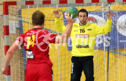 Handball HLA. SC Ferlach gegen Moser Medical UHK Krems. Domen Oslovnik,  (Ferlach), Fabian Posch (Krems). Ferlach, am 25.10.2016.
Foto: Kuess

---
pressefotos, pressefotografie, kuess, qs, qspictures, sport, bild, bilder, bilddatenbank