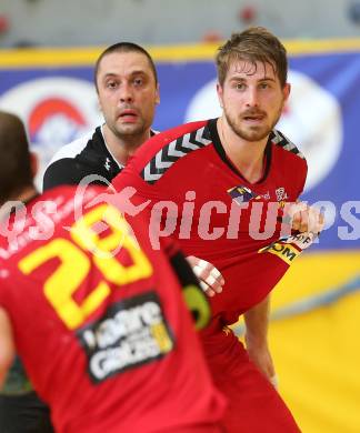 Handball HLA. SC Ferlach gegen Moser Medical UHK Krems. Risto Arnaudovski, (Ferlach), Fabian Posch (Krems). Ferlach, am 25.10.2016.
Foto: Kuess

---
pressefotos, pressefotografie, kuess, qs, qspictures, sport, bild, bilder, bilddatenbank