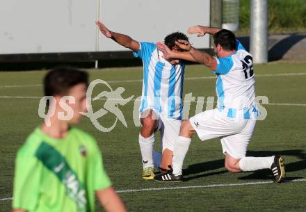 Fussball 2. KLasse D. Moosburg gegen Launsdorf.  Torjubel Alen Cirikovic, Klaus Grabner  (Launsdorf). Moosburg, am 22.10.2016.
Foto: Kuess
---
pressefotos, pressefotografie, kuess, qs, qspictures, sport, bild, bilder, bilddatenbank