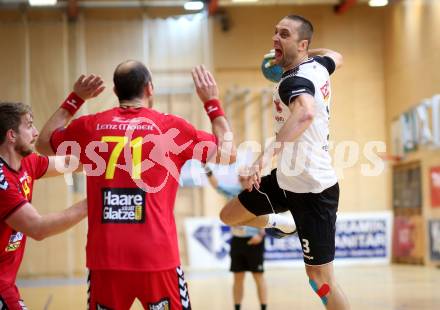 Handball HLA. SC Ferlach gegen Moser Medical UHK Krems. Risto Arnaudovski,  (Ferlach), Vlatko Mitkov (Krems). Ferlach, am 25.10.2016.
Foto: Kuess

---
pressefotos, pressefotografie, kuess, qs, qspictures, sport, bild, bilder, bilddatenbank