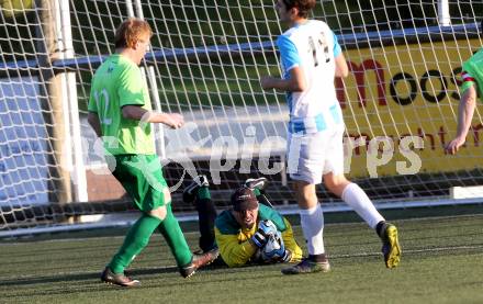 Fussball 2. KLasse D. Moosburg gegen Launsdorf. Ewald Georg Kilzer, Alexander Wilhelm Lorscheid,  (Moosburg), Markus Florian Sebestyen (Launsdorf). Moosburg, am 22.10.2016.
Foto: Kuess
---
pressefotos, pressefotografie, kuess, qs, qspictures, sport, bild, bilder, bilddatenbank