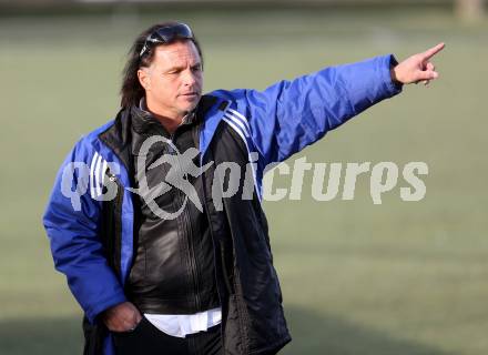 Fussball 2. KLasse D. Moosburg gegen Launsdorf. Trainer Mario Loritsch (Moosburg). Moosburg, am 22.10.2016.
Foto: Kuess
---
pressefotos, pressefotografie, kuess, qs, qspictures, sport, bild, bilder, bilddatenbank