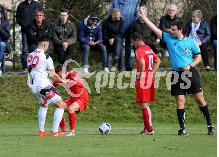 Fussball. Kaerntner Liga. Atus Ferlach gegen SAK. Dominik Mak, Thomas Waldhauser (Ferlach), Alen Muharemovic (SAK), Schiedsrichter Stefan Krassnitzer. Ferlach, 29.10.2016.
Foto: Kuess
---
pressefotos, pressefotografie, kuess, qs, qspictures, sport, bild, bilder, bilddatenbank