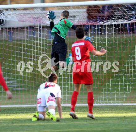 Fussball. Kaerntner Liga. Atus Ferlach gegen SAK. Ernst Golautschnig (Ferlach), Kristijan Kondic (SAK). Ferlach, 29.10.2016.
Foto: Kuess
---
pressefotos, pressefotografie, kuess, qs, qspictures, sport, bild, bilder, bilddatenbank