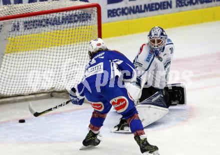 EBEL. Eishockey Bundesliga. VSV gegen	Fehervar AV 19. Christof Kromp, (VSV), Zoltan Hetenyi (Alba Volan). Villach, am 30.10.2016.
Foto: Kuess

---
pressefotos, pressefotografie, kuess, qs, qspictures, sport, bild, bilder, bilddatenbank