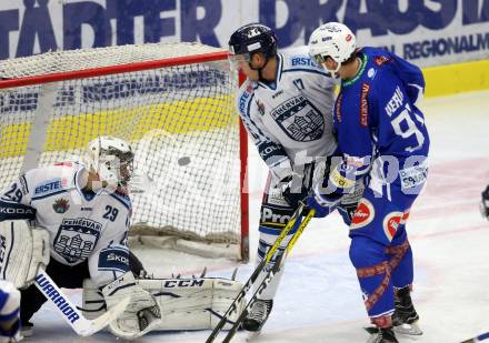 EBEL. Eishockey Bundesliga. VSV gegen	Fehervar AV 19. Miha Verlic, (VSV), Zoltan Hetenyi, David Makowski  (Alba Volan). Villach, am 30.10.2016.
Foto: Kuess

---
pressefotos, pressefotografie, kuess, qs, qspictures, sport, bild, bilder, bilddatenbank