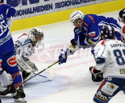 EBEL. Eishockey Bundesliga. VSV gegen	Fehervar AV 19. Benjamin Petrik,  (VSV), Zoltan Hetenyi (Alba Volan). Villach, am 30.10.2016.
Foto: Kuess

---
pressefotos, pressefotografie, kuess, qs, qspictures, sport, bild, bilder, bilddatenbank