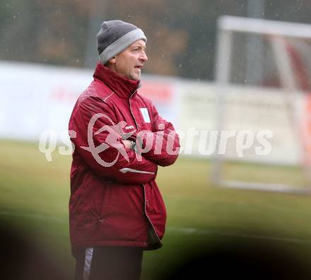 Fussball. Kaerntner Liga. Atus Ferlach gegen Koettmannsdorf. Trainer Rudolf Perz (Koettmannsdorf). Ferlach, 5.11.2016.
Foto: Kuess
---
pressefotos, pressefotografie, kuess, qs, qspictures, sport, bild, bilder, bilddatenbank