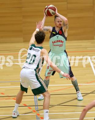 Basketball 2. Bundesliga. GD 5. Runde. Villach Raiders gegen Dornbirn Lions.  Nino Gross,  (Villach), Henry Robert Newell (Dornbirn). Villach, am 5.11.2016.
Foto: Kuess
---
pressefotos, pressefotografie, kuess, qs, qspictures, sport, bild, bilder, bilddatenbank