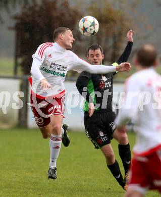 Fussball Unterliga Ost. St. Michael/Bleiburg gegen Kraig. Marco Krainz,  (St. Michael), Patrick Rene Striednig (Kraig). St. Michael ob Bleiburg, am 6.11.2016.
Foto: Kuess
---
pressefotos, pressefotografie, kuess, qs, qspictures, sport, bild, bilder, bilddatenbank