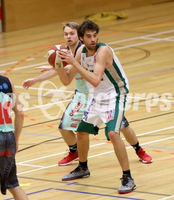 Basketball 2. Bundesliga. GD 5. Runde. Villach Raiders gegen Dornbirn Lions.  Tim Huber, (Villach), Mario Tobar Ruiz  (Dornbirn). Villach, am 5.11.2016.
Foto: Kuess
---
pressefotos, pressefotografie, kuess, qs, qspictures, sport, bild, bilder, bilddatenbank