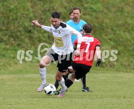 Fussball. Kaerntner Liga. Maria Saal gegen Spittal. Roland Krenn (Maria Saal), Dejan Kecanovic (Spittal). Maria Saal, 5.11.2016.
Foto: Kuess
---
pressefotos, pressefotografie, kuess, qs, qspictures, sport, bild, bilder, bilddatenbank