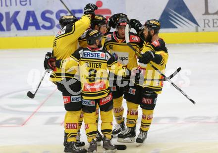 EBEL. Eishockey Bundesliga. VSV gegen	UPC Vienna Capitals. Torjubel Dominic Hackl, Philippe Lakos, Taylor Vause, Rafael Rotter, Kelsey Tessier (Vienna Capitals). Villach, am 10.11.2016.
Foto: Kuess

---
pressefotos, pressefotografie, kuess, qs, qspictures, sport, bild, bilder, bilddatenbank