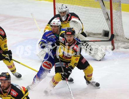 EBEL. Eishockey Bundesliga. VSV gegen	UPC Vienna Capitals. Christian Jennes, (VSV), Tyler Cuma,  Jean Philippe Lamoureux  (Vienna Capitals). Villach, am 10.11.2016.
Foto: Kuess

---
pressefotos, pressefotografie, kuess, qs, qspictures, sport, bild, bilder, bilddatenbank