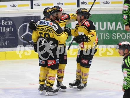 EBEL. Eishockey Bundesliga. VSV gegen	UPC Vienna Capitals. Torjubel Aaron Brocklehorst, Ryan Connor McKiernan, Taylor Vause (Vienna Capitals). Villach, am 10.11.2016.
Foto: Kuess

---
pressefotos, pressefotografie, kuess, qs, qspictures, sport, bild, bilder, bilddatenbank