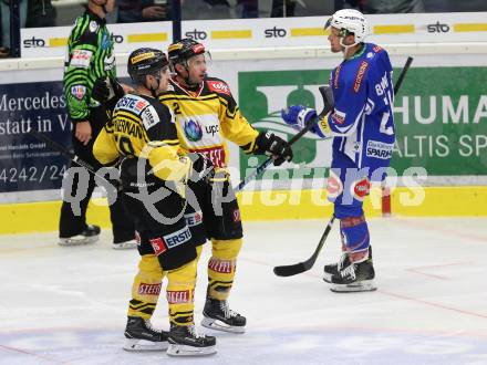 EBEL. Eishockey Bundesliga. VSV gegen	UPC Vienna Capitals. Torjubel Aaron Brocklehorst, Ryan Connor McKiernan (Vienna Capitals). Villach, am 10.11.2016.
Foto: Kuess

---
pressefotos, pressefotografie, kuess, qs, qspictures, sport, bild, bilder, bilddatenbank