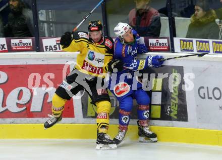 EBEL. Eishockey Bundesliga. VSV gegen	UPC Vienna Capitals. Nico Brunner, (VSV), Aaron Brocklehurst  (Vienna Capitals). Villach, am 10.11.2016.
Foto: Kuess

---
pressefotos, pressefotografie, kuess, qs, qspictures, sport, bild, bilder, bilddatenbank