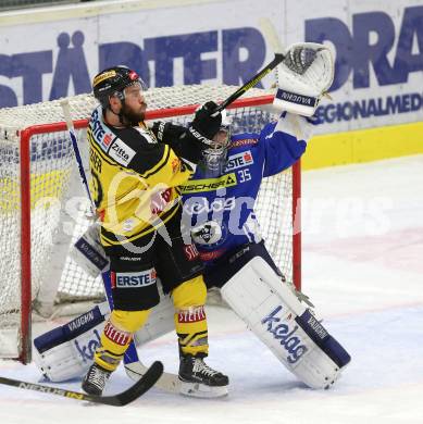 EBEL. Eishockey Bundesliga. VSV gegen	UPC Vienna Capitals. Olivier Roy, (VSV), Kelsey Tessier (Vienna Capitals). Villach, am 10.11.2016.
Foto: Kuess

---
pressefotos, pressefotografie, kuess, qs, qspictures, sport, bild, bilder, bilddatenbank