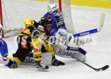 EBEL. Eishockey Bundesliga. VSV gegen	UPC Vienna Capitals. Olivier Roy,  (VSV), Ali Wukovits (Vienna Capitals). Villach, am 10.11.2016.
Foto: Kuess

---
pressefotos, pressefotografie, kuess, qs, qspictures, sport, bild, bilder, bilddatenbank