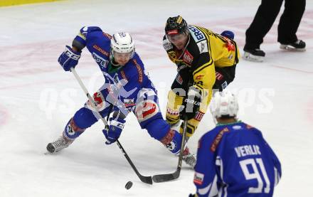 EBEL. Eishockey Bundesliga. VSV gegen	UPC Vienna Capitals. Kevin Wehrs, (VSV), MacGregor Sharp  (Vienna Capitals). Villach, am 10.11.2016.
Foto: Kuess

---
pressefotos, pressefotografie, kuess, qs, qspictures, sport, bild, bilder, bilddatenbank