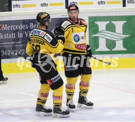 EBEL. Eishockey Bundesliga. VSV gegen	UPC Vienna Capitals. Torjubel Aaron Brocklehorst, Ryan Connor McKiernan (Vienna Capitals). Villach, am 10.11.2016.
Foto: Kuess

---
pressefotos, pressefotografie, kuess, qs, qspictures, sport, bild, bilder, bilddatenbank