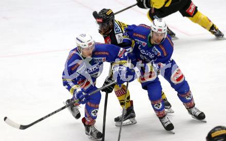 EBEL. Eishockey Bundesliga. VSV gegen	UPC Vienna Capitals. Dustin Johner, Eric Hunter,  (VSV), Ali Wukovits (Vienna Capitals). Villach, am 10.11.2016.
Foto: Kuess

---
pressefotos, pressefotografie, kuess, qs, qspictures, sport, bild, bilder, bilddatenbank