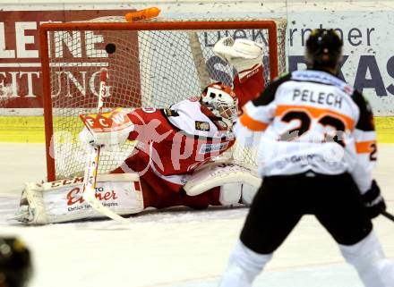 EBEL. Eishockey Bundesliga. KAC gegen 	Moser Medical Graz99ers. David Madlener,  (KAC), Matthew Pelech (Graz). Klagenfurt, am 11.11.2016.
Foto: Kuess

---
pressefotos, pressefotografie, kuess, qs, qspictures, sport, bild, bilder, bilddatenbank