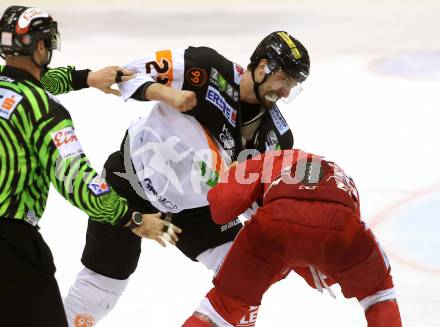 EBEL. Eishockey Bundesliga. KAC gegen 	Moser Medical Graz99ers. Steven Strong,  (KAC), Matthew Pelech (Graz). Klagenfurt, am 11.11.2016.
Foto: Kuess

---
pressefotos, pressefotografie, kuess, qs, qspictures, sport, bild, bilder, bilddatenbank