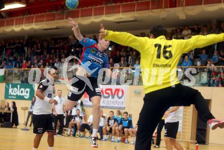 HLA. Handball Bundesliga. SC Ferlach gegen Union JURI Leoben. Adonis Gonzales Martines, Domen Oslovnik,  (Ferlach),  Stefan Salbrechter (Leoben). Ferlach, am 11.11.2016.
Foto: Kuess

---
pressefotos, pressefotografie, kuess, qs, qspictures, sport, bild, bilder, bilddatenbank