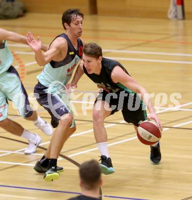 Basketball 2. Bundesliga. GD 7. Runde. Raiders Villach gegen Basket Flames.  Simon Finzgar (Villach), Germ Philipp (Basket Flames). Villach, am 20.11.2016.
Foto: Kuess
---
pressefotos, pressefotografie, kuess, qs, qspictures, sport, bild, bilder, bilddatenbank