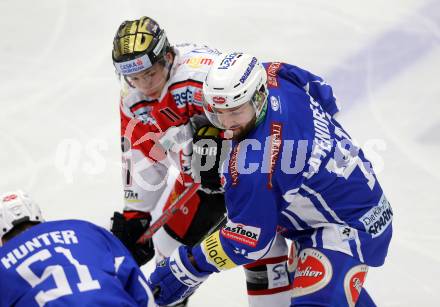 EBEL. Eishockey Bundesliga. VSV gegen	HC Orli Znojmo. Olivier Latendresse,  (VSV), Patryk Wronka (Znojmo). Villach, am 25.11.2016.
Foto: Kuess

---
pressefotos, pressefotografie, kuess, qs, qspictures, sport, bild, bilder, bilddatenbank