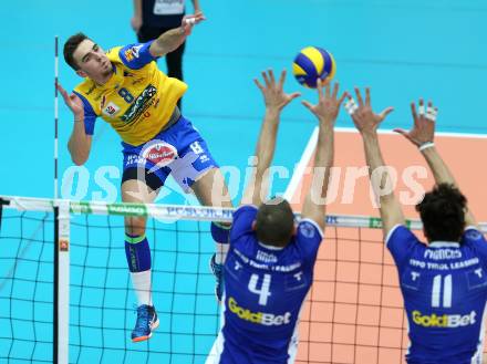 Volleyball Bundesliga. SK Posojilnica Aich/Dob gegen Hypo Tirol. Peter Mlynarcik (Aich/Dob), Niklas Kronthaler, Pedro Frances (Hypo Tirol). Bleiburg, 1.12.2016.
Foto: Kuess 
---
pressefotos, pressefotografie, kuess, qs, qspictures, sport, bild, bilder, bilddatenbank