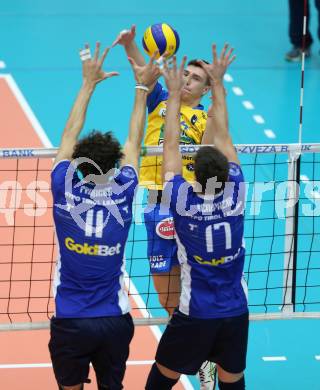 Volleyball Bundesliga. SK Posojilnica Aich/Dob gegen Hypo Tirol. Anestis Dalakouras (Aich/Dob), Pedro Frances, Murat Yenipazar (Hypo Tirol). Bleiburg, 1.12.2016.
Foto: Kuess 
---
pressefotos, pressefotografie, kuess, qs, qspictures, sport, bild, bilder, bilddatenbank