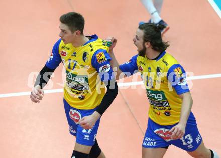 Volleyball Bundesliga. SK Posojilnica Aich/Dob gegen Hypo Tirol. Jubel Mario Koncilja, Maximilian Thaller (Aich/Dob). Bleiburg, 1.12.2016.
Foto: Kuess 
---
pressefotos, pressefotografie, kuess, qs, qspictures, sport, bild, bilder, bilddatenbank