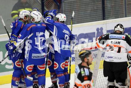 EBEL. Eishockey Bundesliga. VSV gegen	Moser Medical Graz99ers. Torjubel Jan Urbas, Dustin Johner, Jeremie Ouellet Blain, Samuel Labrecque (VSV). Villach, am 4.12.2016.
Foto: Kuess

---
pressefotos, pressefotografie, kuess, qs, qspictures, sport, bild, bilder, bilddatenbank