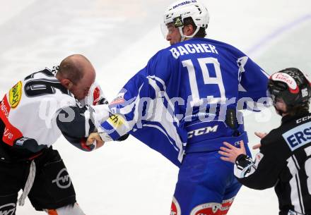 EBEL. Eishockey Bundesliga. VSV gegen	Dornbirner Eishockey Club. Stefan Bacher,  (VSV), James Livingston (Dornbirn). Villach, am 9.12.2016.
Foto: Kuess

---
pressefotos, pressefotografie, kuess, qs, qspictures, sport, bild, bilder, bilddatenbank