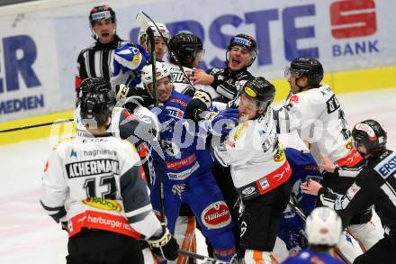 EBEL. Eishockey Bundesliga. VSV gegen	Dornbirner Eishockey Club. Rauferei Dustin Johner, (VSV), Brian Conelly  (Dornbirn). Villach, am 9.12.2016.
Foto: Kuess

---
pressefotos, pressefotografie, kuess, qs, qspictures, sport, bild, bilder, bilddatenbank