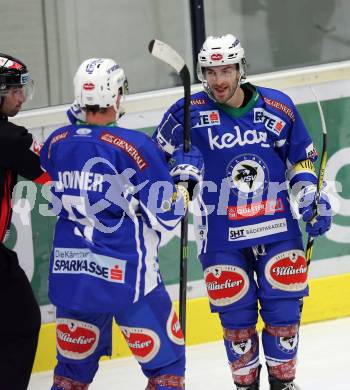 EBEL. Eishockey Bundesliga. VSV gegen	Dornbirner Eishockey Club. Torjubel Samuel Labrecque, Dustin Johner (VSV). Villach, am 9.12.2016.
Foto: Kuess

---
pressefotos, pressefotografie, kuess, qs, qspictures, sport, bild, bilder, bilddatenbank