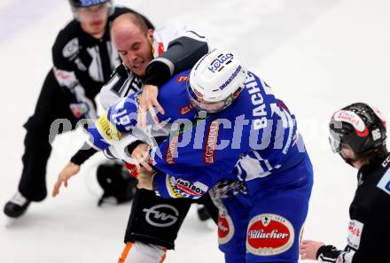 EBEL. Eishockey Bundesliga. VSV gegen	Dornbirner Eishockey Club. Rauferei Stefan Bacher, (VSV), James Livingston  (Dornbirn). Villach, am 9.12.2016.
Foto: Kuess

---
pressefotos, pressefotografie, kuess, qs, qspictures, sport, bild, bilder, bilddatenbank