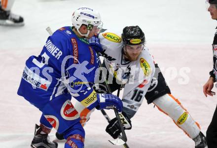 EBEL. Eishockey Bundesliga. VSV gegen	Dornbirner Eishockey Club. Dustin Johner, (VSV), Cody Sylvester (Dornbirn). Villach, am 9.12.2016.
Foto: Kuess

---
pressefotos, pressefotografie, kuess, qs, qspictures, sport, bild, bilder, bilddatenbank