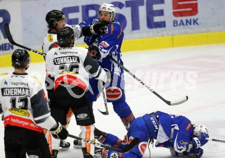 EBEL. Eishockey Bundesliga. VSV gegen	Dornbirner Eishockey Club. Rauferei Jan Urbas, (VSV), Brian Connelly (Dornbirn). Villach, am 9.12.2016.
Foto: Kuess

---
pressefotos, pressefotografie, kuess, qs, qspictures, sport, bild, bilder, bilddatenbank