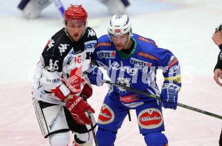 EBEL. Eishockey Bundesliga. VSV gegen	HC TWK Innsbruck, Die Haie. Evan McGrath, (VSV), Mario Huber (Innsbruck). Villach, am 16.12.2016.
Foto: Kuess

---
pressefotos, pressefotografie, kuess, qs, qspictures, sport, bild, bilder, bilddatenbank