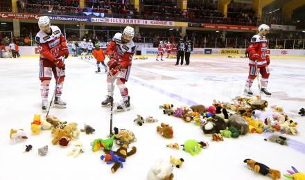 EBEL. Eishockey Bundesliga. KAC gegen 	HDD Olimpija Ljubljana. Teddybeartoss. Mark Hurturbise, Steven Strong, Thomas Hundertpfund,  (KAC). Klagenfurt, am 23.12.2016.
Foto: Kuess

---
pressefotos, pressefotografie, kuess, qs, qspictures, sport, bild, bilder, bilddatenbank