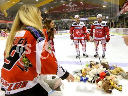 EBEL. Eishockey Bundesliga. KAC gegen 	HDD Olimpija Ljubljana. Teddybeartoss. Manuel Geier, Matthew Neal (KAC). Klagenfurt, am 23.12.2016.
Foto: Kuess

---
pressefotos, pressefotografie, kuess, qs, qspictures, sport, bild, bilder, bilddatenbank