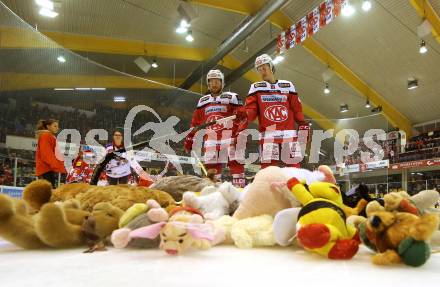 EBEL. Eishockey Bundesliga. KAC gegen 	HDD Olimpija Ljubljana. Teddybeartoss. Matthew Neal, Marco Richter (KAC). Klagenfurt, am 23.12.2016.
Foto: Kuess

---
pressefotos, pressefotografie, kuess, qs, qspictures, sport, bild, bilder, bilddatenbank