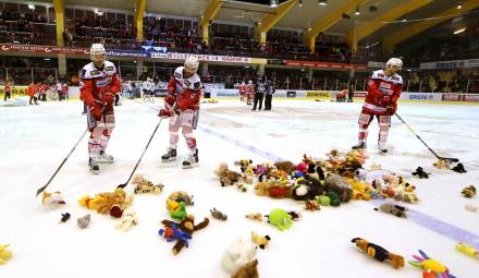 EBEL. Eishockey Bundesliga. KAC gegen 	HDD Olimpija Ljubljana. Teddybeartoss. Mark Hurturbise, Steven Strong, Thomas Hundertpfund,  (KAC). Klagenfurt, am 23.12.2016.
Foto: Kuess

---
pressefotos, pressefotografie, kuess, qs, qspictures, sport, bild, bilder, bilddatenbank