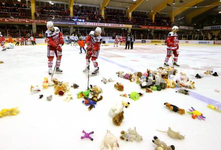 EBEL. Eishockey Bundesliga. KAC gegen 	HDD Olimpija Ljubljana. Teddybeartoss. Mark Hurturbise, Steven Strong, Thomas Hundertpfund,  (KAC). Klagenfurt, am 23.12.2016.
Foto: Kuess

---
pressefotos, pressefotografie, kuess, qs, qspictures, sport, bild, bilder, bilddatenbank