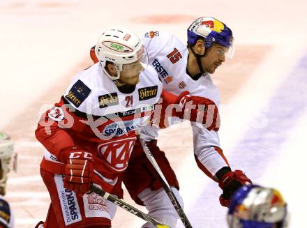 EBEL. Eishockey Bundesliga. KAC gegen 	EC Red Bull Salzburg. Manuel Geier,  (KAC), Manuel Latusa (Salzburg). Klagenfurt, am 3.1.2017.
Foto: Kuess

---
pressefotos, pressefotografie, kuess, qs, qspictures, sport, bild, bilder, bilddatenbank