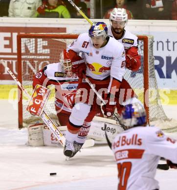 EBEL. Eishockey Bundesliga. KAC gegen 	EC Red Bull Salzburg. David Joseph Fischer, Tomas Duba,  (KAC), Matthias Trattnig (Salzburg). Klagenfurt, am 3.1.2017.
Foto: Kuess

---
pressefotos, pressefotografie, kuess, qs, qspictures, sport, bild, bilder, bilddatenbank