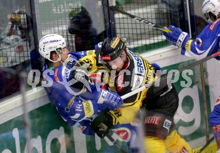 EBEL. Eishockey Bundesliga. VSV gegen	UPC Vienna Capitals. Stefan Bacher,  (VSV), Ryan Connor McKiernan (Vienna Capitals). Villach, am 6.1.2017.
Foto: Kuess

---
pressefotos, pressefotografie, kuess, qs, qspictures, sport, bild, bilder, bilddatenbank